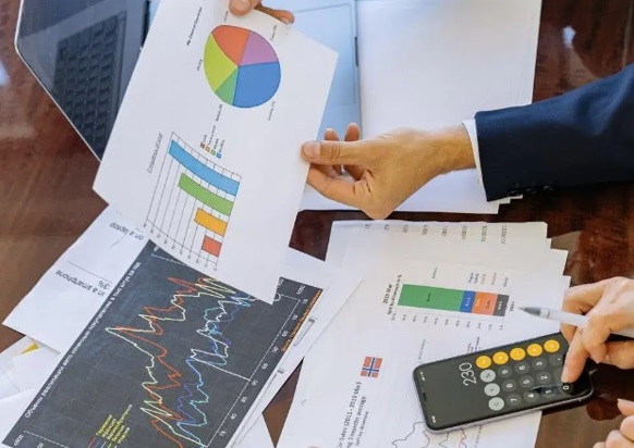 邑泊企業財務管理是在一定的整體目標下，關于資產的購置（投資）、資本的融通（籌資）、經營中現金流量（營運資金）以及利潤分配的綜合管理活動。